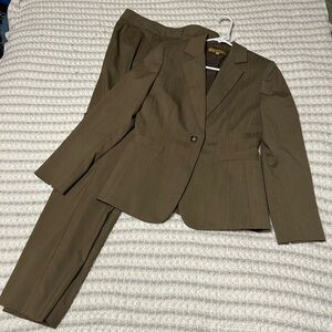Alex Marie Women’s Suit, Size 6